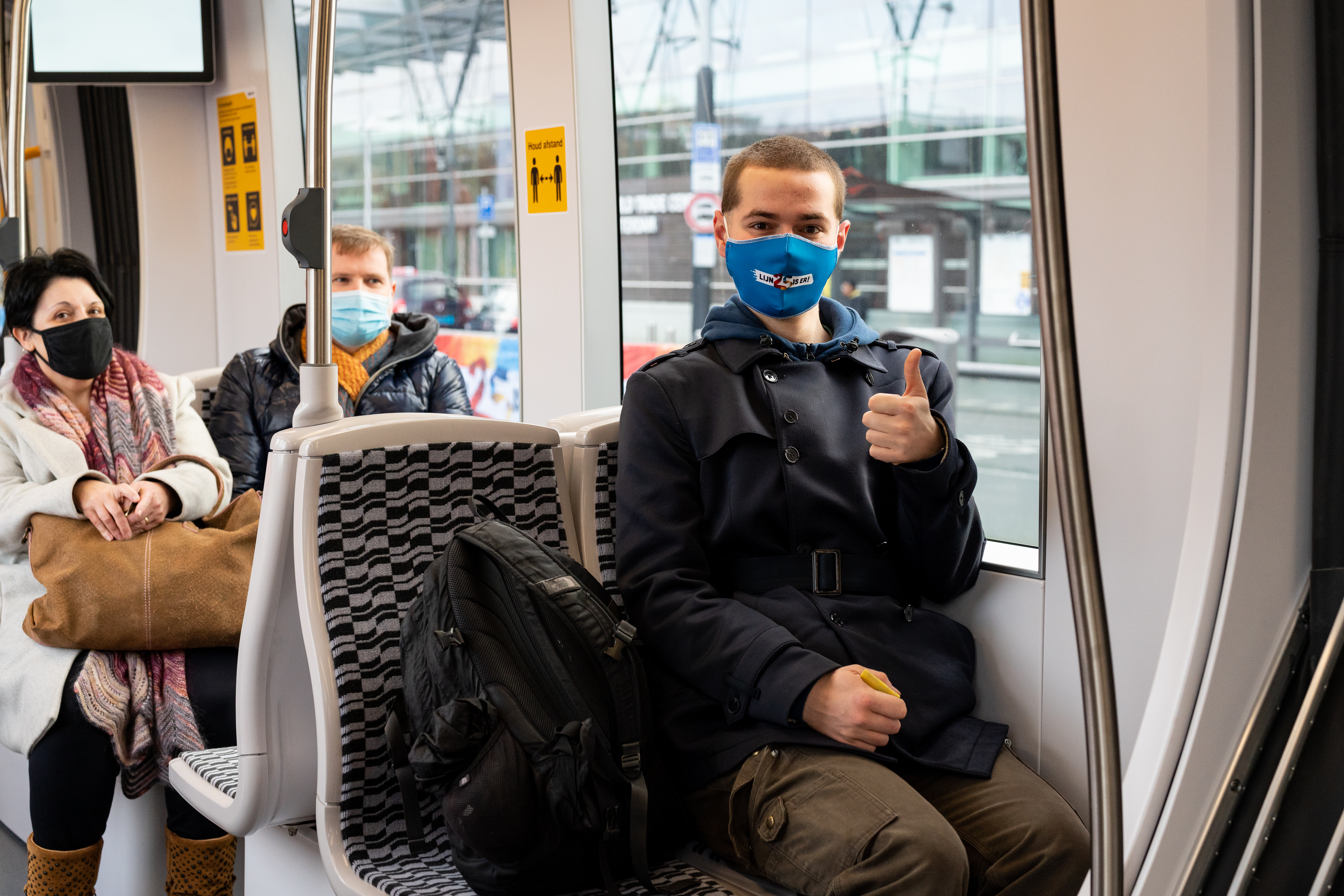 Een blije reiziger op de eerste officiele dag van lijn 25! 