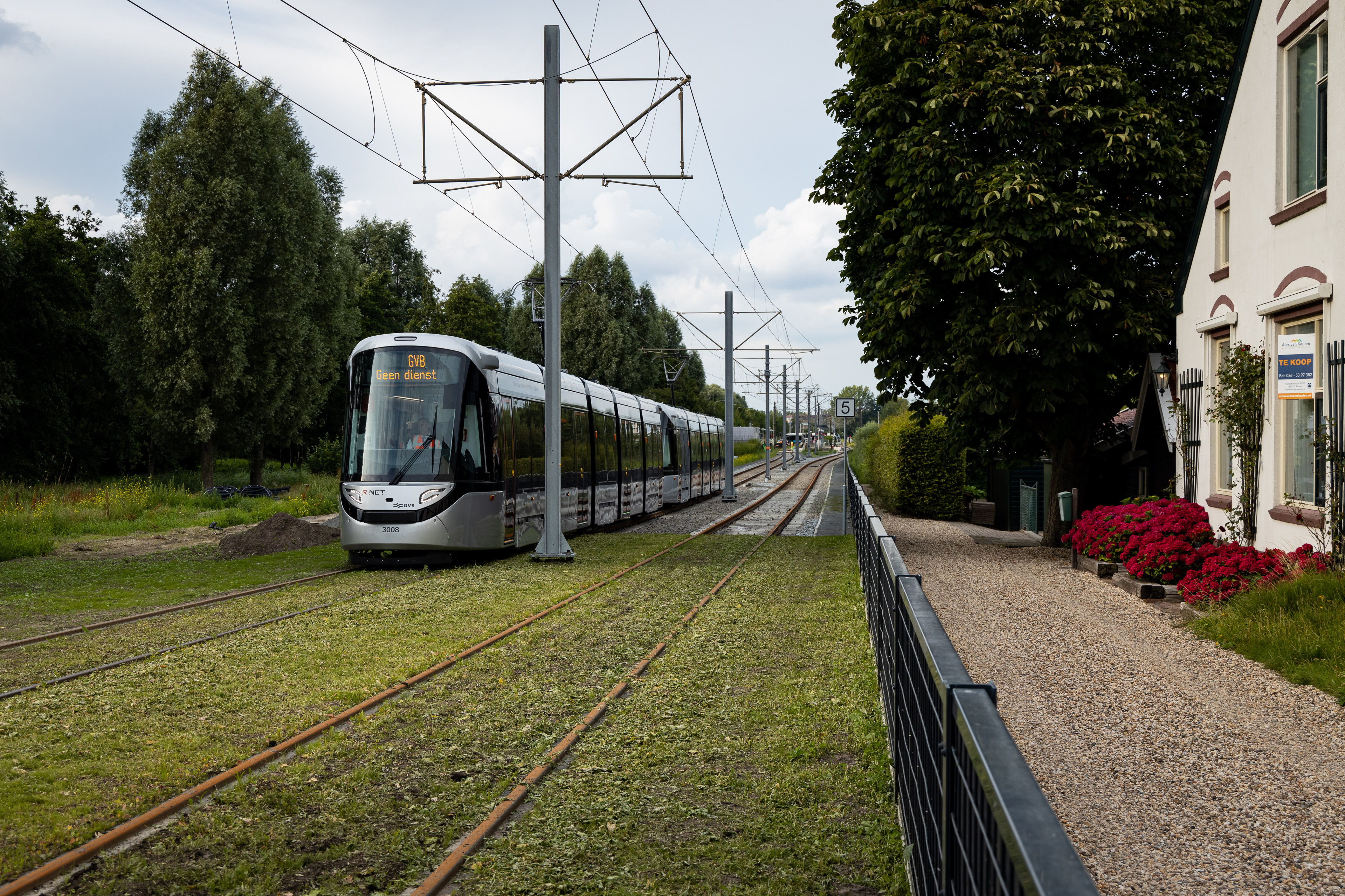 Vanaf Westwijk door naar het opstelterrein. Hier is de tram ter hoogte van de J.C. van Hattumweg 4 en 6. 
