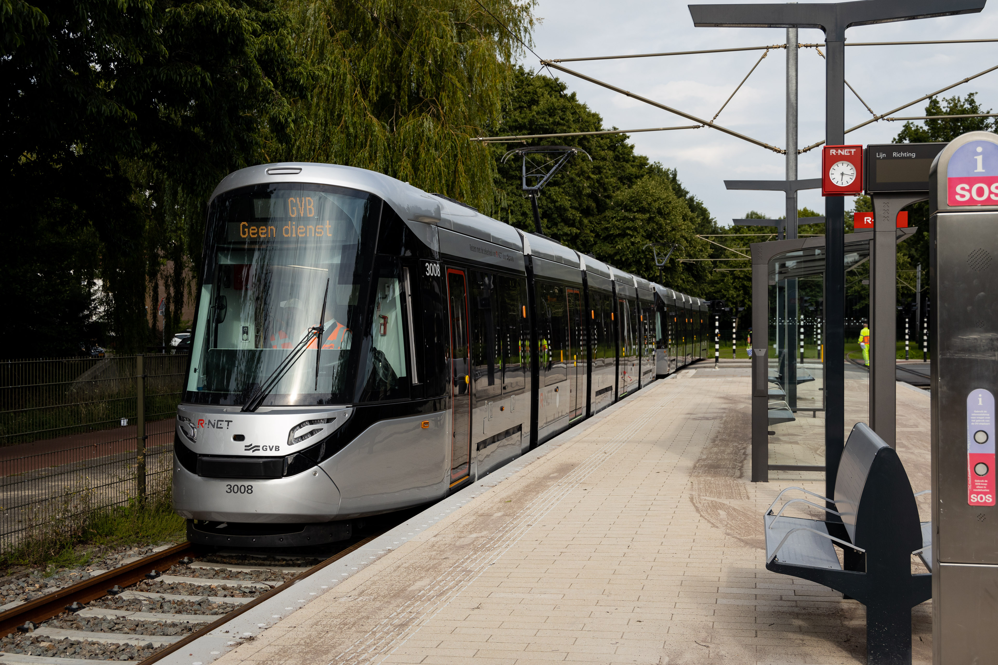 De testtram is aangekomen op de vernieuwde halte Poortwachter. 