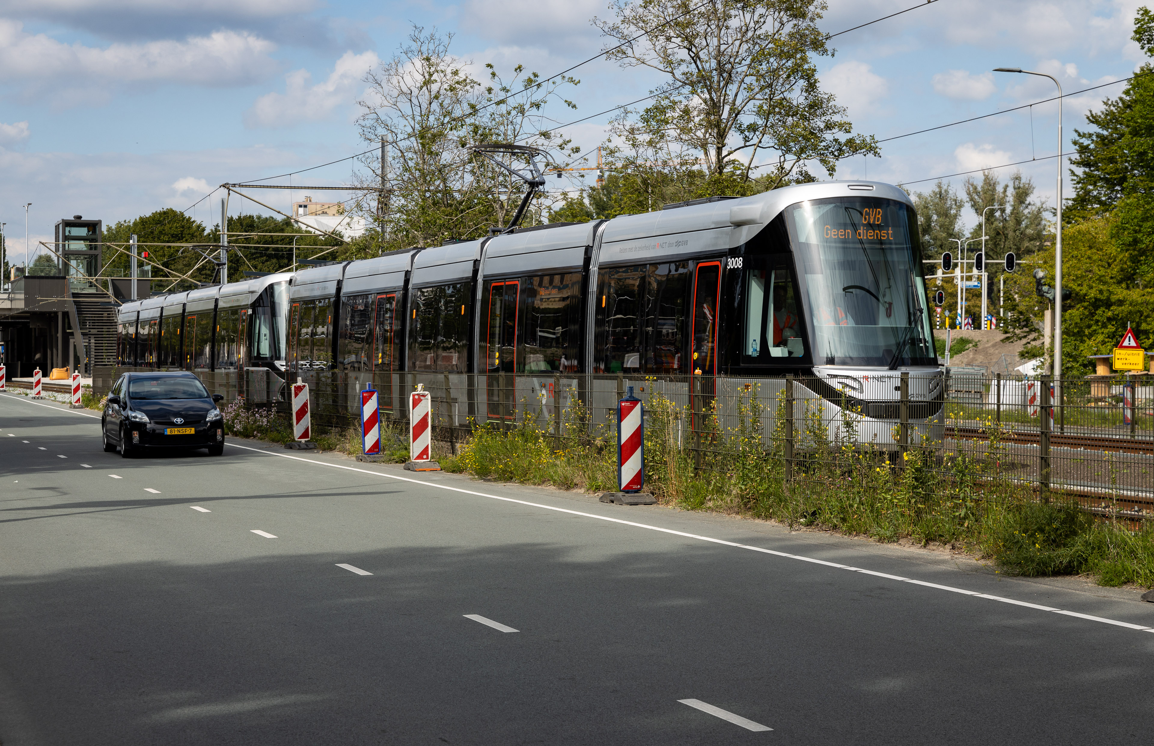 De testtram bij de Ouderkerkerlaan. 