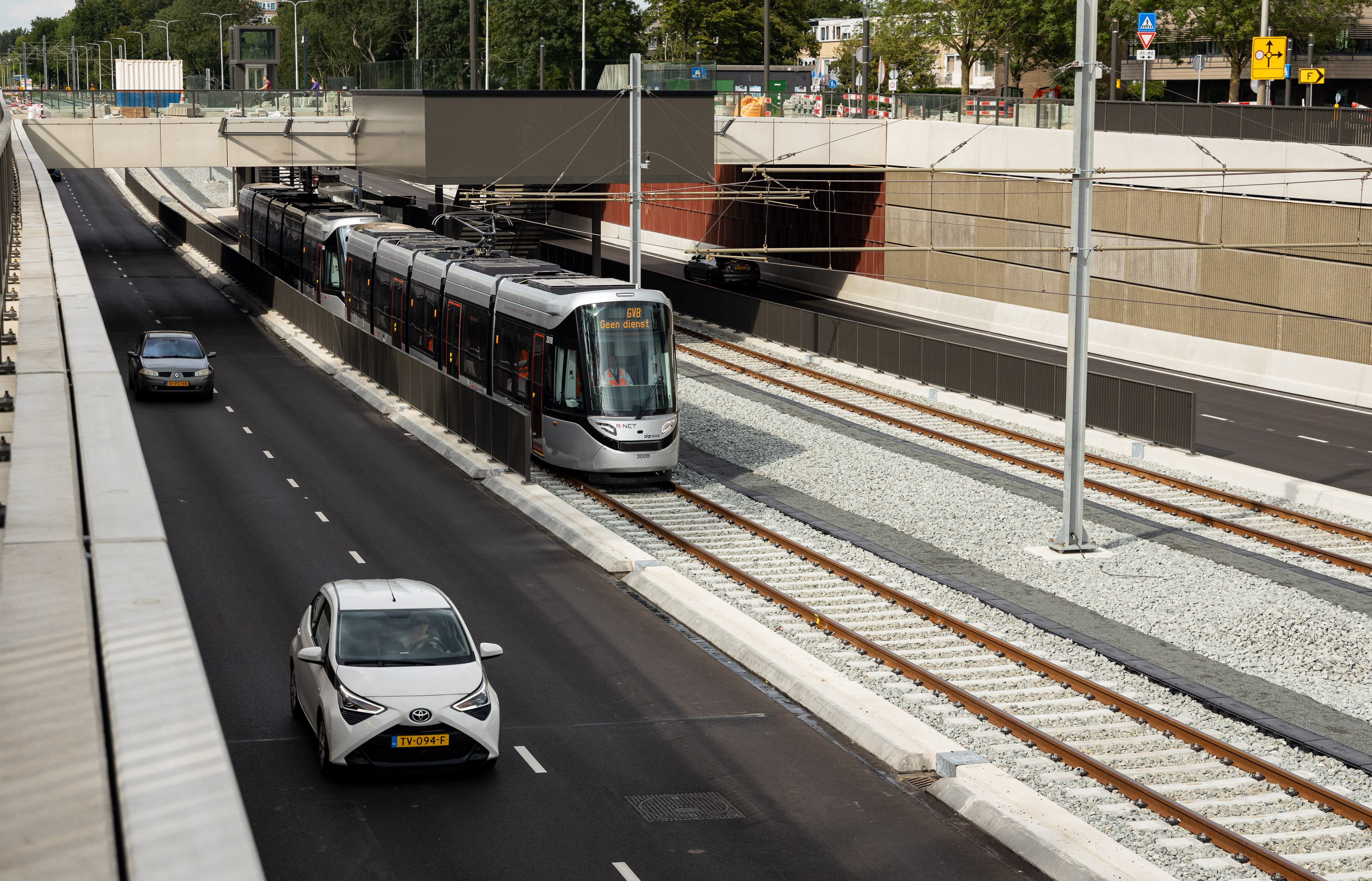 Ook voor het eerst: een tram door de verdiepte bak van de Sportlaan.